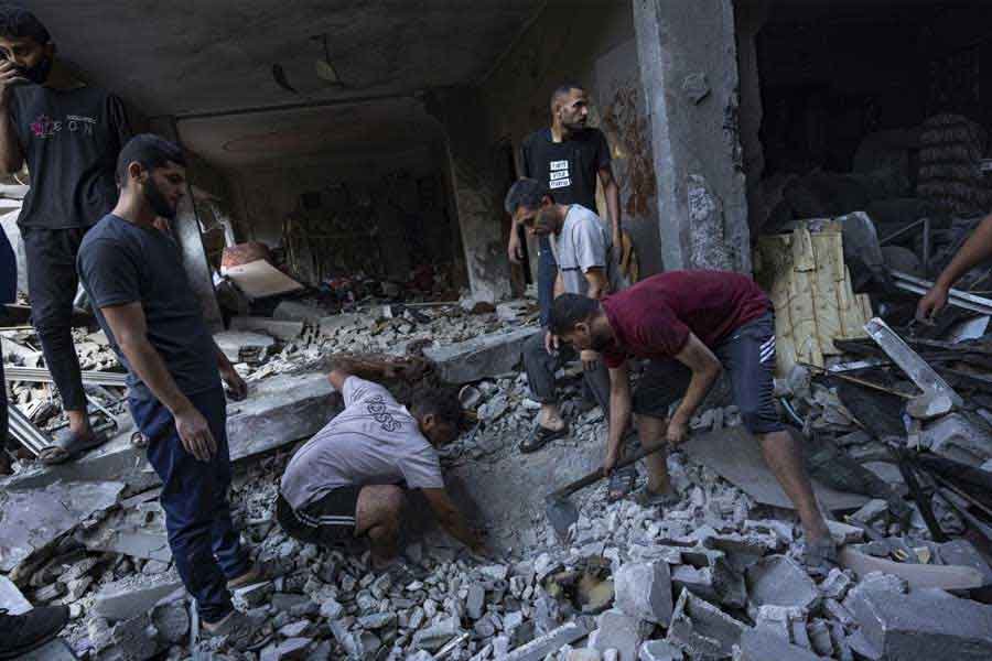 ইজ়রায়েল সেনার অত্যাধুনিক প্রযুক্তি ‘স্মার্ট ফেন্স’ নিরাপত্তা ব্যবস্থা লঙ্ঘনের কোনও চেষ্টা হলেই তা স্বয়ংক্রিয় ভাবে শনাক্ত করতে পারে। কিন্তু সেই মাটির গভীরে সুড়ঙ্গ প্রতিরোধী কংক্রিটের ভিত এবং মাটির উপরে ইস্পাতের ২০ ফুট উঁচু ঘেরাটোপের এই প্রতিরক্ষা দেওয়াল হেলায় ভেদ করেছে হামাস।