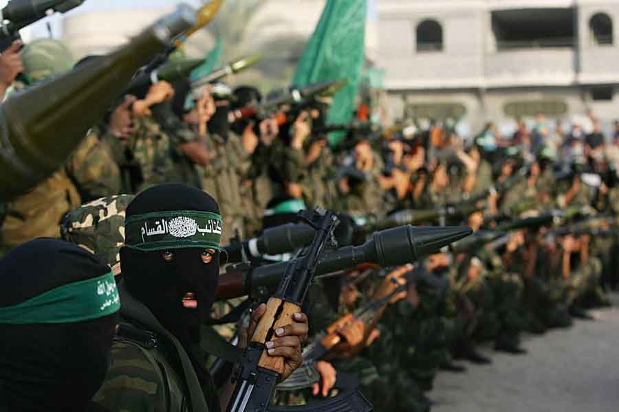 কয়েকশো সিসি ক্যামেরা, সেন্সর, রাডার, নজরমিনার-যুক্ত ৪০ কিলোমিটার দীর্ঘ ওই দেওয়ালের ২৮টিরও বেশি পয়েন্ট দিয়ে সে দিন অনুপ্রবেশ করেছিল হামাস। তার আগে রকেট এবং ড্রোন হামলা চালিয়ে গুঁড়িয়ে দিয়েছিল ৫০০ মিটার ব্যবধানে বসানো নজর মিনারগুলির বেশ কয়েকটিকে।