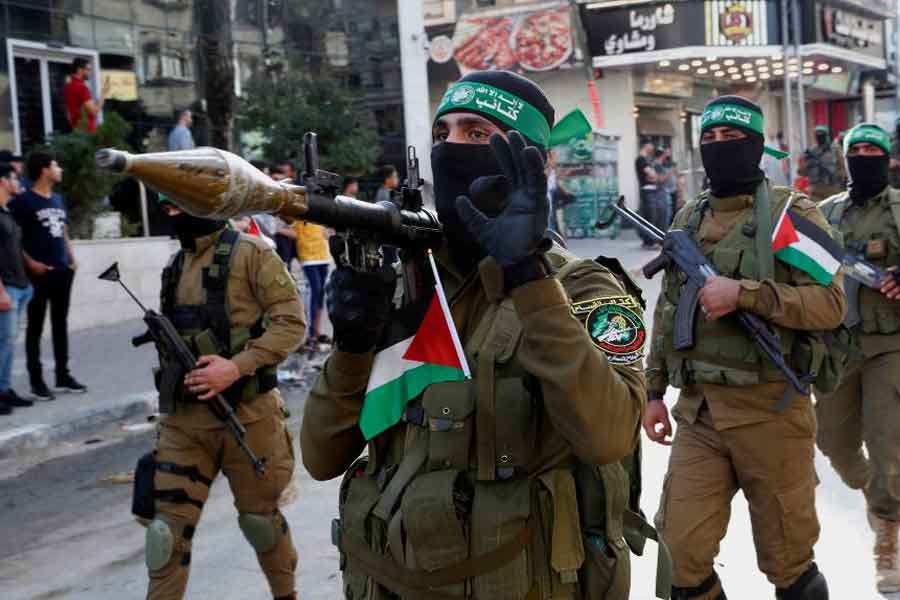 হামাস কমান্ডোদের নিশানায় ছিল গাজ়ার ঘনবসতিপূর্ণ এলাকার লাগোয়া নজরমিনারগুলি। উদ্দেশ্যে ছিল, আমজনতার মধ্যে মিশে থেকে হঠাৎ হামলা চালানো। এ ধরনের আকস্মিক, দ্রুত গতির এবং বহুমুখী পরিসরের হামলায় হতচকিত হয়ে গিয়েছিল ইজ়রায়েল সেনা। কার্যত কোনও প্রতিরোধ করতে পারেনি তারা।