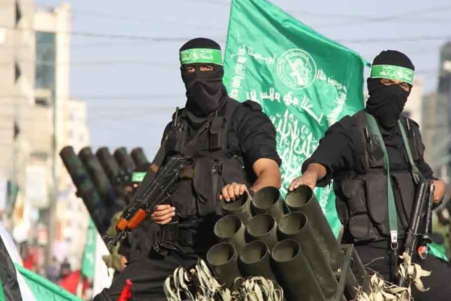 হামলা চালানোর আগে সীমানা প্রাচীর ভাঙতে বুলডোজ়ার ব্যবহার করে হামাস। তার পর প্রাচীরের ভাঙা অংশ দিয়ে মোটরবাইক এবং মেশিনগানবাহী গাড়ি নিয়ে অনুপ্রবেশ করে ইজ়রায়েলি ভূখণ্ডে। ঘনবসতিপূর্ণ এলাকায় যানবাহন এবং বুলডোজ়ার লুকিয়ে রাখতে সুবিধা হয়েছিল তাদের।