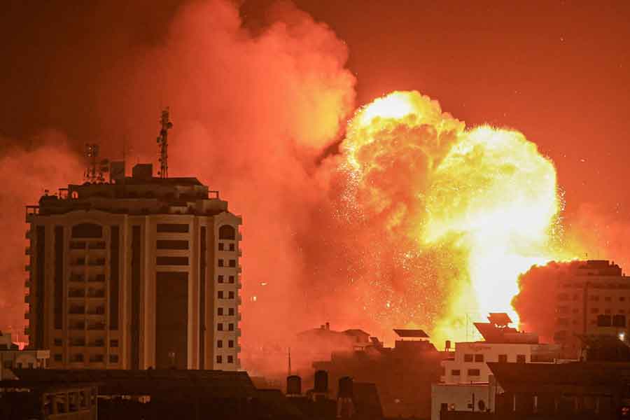 ইজ়রায়েল সেনার মুখপাত্র লেফটেন্যান্ট কর্নেল জোনাথন কনরিকাস অবশ্য সেনা বা গুপ্তচর সংস্থা মোসাদের গাফিলতির কথা স্বীকার করেননি। তিনি জানিয়েছেন, নিয়মিত ভাবেই গাজ়া ভূখণ্ডে হামাসের ডেরায় যুদ্ধবিমান এবং সাঁজোয়া কপ্টারের হানাদারি চলে। ধ্বংস করা হয় প্রশিক্ষণ শিবিরগুলিও।