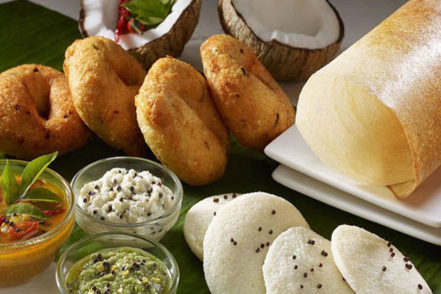 রেস্তরাঁয় গিয়ে কব্জি ডুবিয়ে খাওয়া মানেই যে, চাইনিজ, মোগলাই, কন্টিনেন্টাল, বাঙালি পদের ইলিশ-চিংড়ি-মটন-চিকেন, তা কিন্তু নয় আর! কলকাতা জুড়ে অনেকগুলি দক্ষিণ ভারতীয় খাবারের রেস্তরাঁ তার হাতেগরম উদাহরণ। 