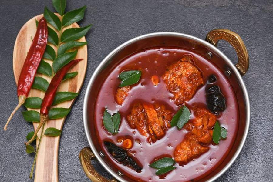 ১. কাড়িপাত্তা: লোক মুখে জনপ্রিয় নাম কারিপাতা। বলা হয়ে থাকে, দক্ষিণ ভারতীয় খাবার কারিপাতা ছাড়া নাকি সম্পন্ন হয় না। কথাটার সত্যি-মিথ্যের তর্কে না ঢুকেও এটা বলাই যায়, কলকাতার দক্ষিণ ভারতীয় রেস্তোরাঁয় খেলে যতক্ষণ না 'কাড়িপাত্তা'  ওরফে কারিপাতায় খাচ্ছেন,  আপনার খাওয়া সম্পন্ন হবে না। এঁদের পিরামিড ধোসা,  কর্ন ধোসা গোটা শহরে বিখ্যাত। এ ছাড়াও এখানে ফ্যামিলি পেপার ধোসা বেশ সুস্বাদু। ঝাল খেতে ভালবাসলে গান পাউডার ধোসা চেখে দেখতে পারেন। ইডলি, বড়াও আছে এদের তালিকায়। স্বাদ নিন মাইসোর ধোসা,  পিরামিড ধোসা, অনিয়ন-টম্যাটো চাটনি। কোথায় - ক্যামাক স্ট্রিটের কাছে হাঙ্গারফোর্ড স্ট্রিটে। এ ছাড়াও,  লেক মার্কেটে শাখা আছে।