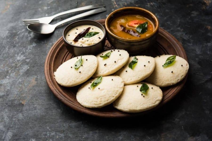 ২. রসম-দ্য স্ট্যাডেল:  ধোসা-ইডলির বাইরে দক্ষিণ ভারতীয় খাবার সপরিবারে খেতে হলে এখানে চোখ বুঁজে চলে যেতে পারেন। কলকাতার অন্যতম সেরা সাউথ ইন্ডিয়ান ফুডের ঠিকানা। এখানে অনিয়ন গুট্ট পাকোড়া, লস্যি,  কাজু-কিশমিশ উত্তপম মুখে লেগে থাকে। কফিতেও চমক! এদের ডান্সিং কফির স্বাদ ভোজনরসিকদের মুখে মুখে ফেরে। খুব খিদে নিয়ে এখানে ঢুকলে মোলগাপোডি স্পঞ্জ নামের ডিশ-ও খেয়ে দেখতে পারেন। খেতেই হবে, শুরুতে ফিল্টার কফি,  তার পর অনিয়ন গুট্ট পকোড়া, মশলা ধোসা। কোথায় - সল্টলেক, সেক্টর-৩, সল্টলেক স্টেডিয়াম সংলগ্ন।