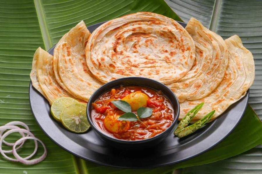 ৩. পাপ্পাদাম: এদের সাম্বার বড়া দারুণ জনপ্রিয়। মধ্যাহ্নভোজ বা ডিনারে এদের গোয়া আর কেরালার পদগুলি চেখে দেখতে পারেন। খুব সুস্বাদু। দক্ষিণ ভারতীয় মাছের পদ খেতে যাঁরা ভালোবাসেন, তাঁদের কাছে এই রেস্তরাঁ স্বর্গ। এখানকার কুর্গি রোস্ট ক্র্যাবের জনপ্রিয়তা আকাশছোঁয়া। অবশ্যই খেয়ে দেখুন, নীর ধোসা,  চিকেন চেট্টিনাড , মালাবার পরোটা,  আপ্পম, বাটার মিল্ক। কোথায় - সার্দার্ন অ্যাভিনিউ, মুদিয়ালির কাছে।