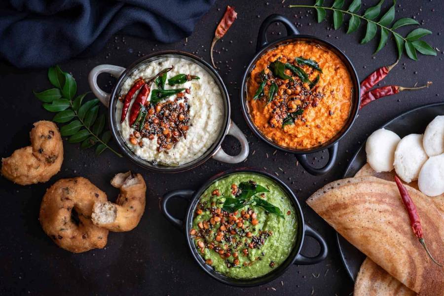 ৫. মাদ্রাস রেস্তরাঁ: কলকাতার সেরা মশলা ধোসা নাকি এখানেই মেলে! এ ছাড়াও কলকাতার অন্যতম ঐতিহ্যবাহী দক্ষিণ ভারতীয় খাবারের রেস্তোরাঁ বলতে বোঝায় এদের। জাঁকজমক কম,  তবে খাবারের স্বাদ অনবদ্য। এখানকার মশলা ধোসা আর সাম্বার খেতে বারবার ছুটে যান খাদ্যরসিকেরা। ইডলি আর বড়া খেলেও নিরাশ হবেন না। উত্তপম অসাধারণ। অবশ্যই স্বাদ নিন অনিয়ন-টম্যাটো উত্তপম। কোথায় - চিত্তরঞ্জন অ্যাভিনিউ, এলআইসি বিল্ডিংয়ের উল্টো দিকে।