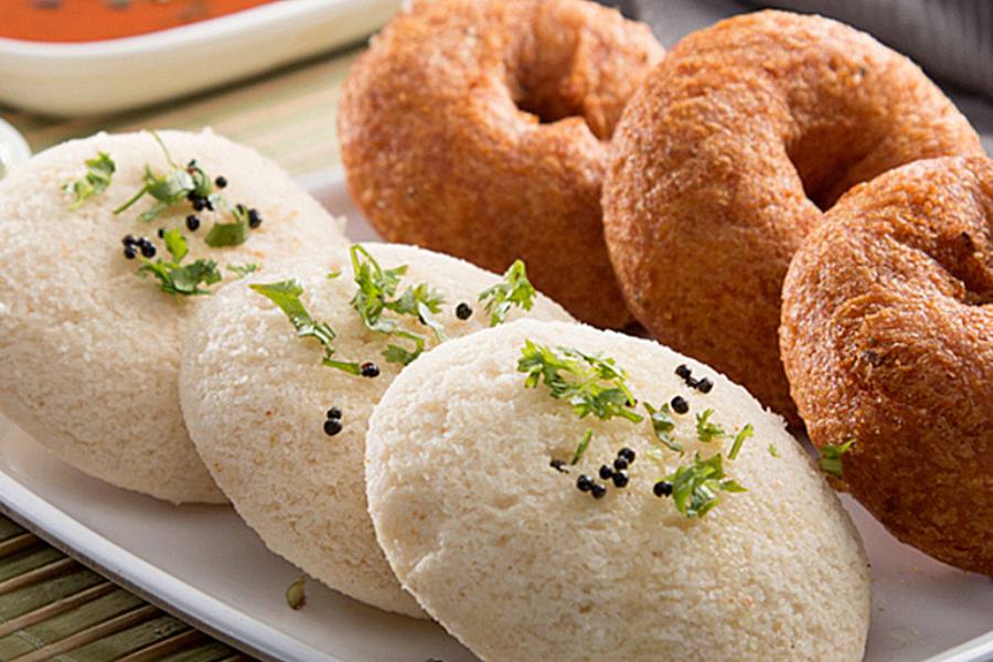 ৬. ব্যানানা লিফ: কলকাতার অন্যতম জনপ্রিয় সাউথ ইন্ডিয়ান রেস্তরাঁ। খাবার ও পরিবেশ দুই-ই চমৎকার। ছুটির দিনে টেবিল বুক করে না এলে জায়গা পাওয়া দুষ্কর। এখানকার বিশেষত্ব ফ্রায়েড মিনি ইডলি আর এদের নিজস্ব রেসিপির চাটনি। মেন কোর্সে মাইসোর ধোসা, মশলা ধোসা আর শেষ পাতে বাটার মিল্ক। বিশেষ মেনু, রাভা কেসরি হালুয়া। কোথায় - রাসবিহারী অ্যাভিনিউ, লেক মার্কেটের বিপরীতে।