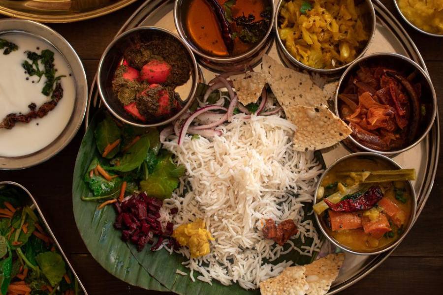 ৭. জ্যোতি বিহার:  কলকাতার নামকরা দক্ষিণ ভারতীয় রেস্তরাঁ। জাঁকজমক নেই।  কিন্তু খাবারের স্বাদ অতুলনীয়। এঁদের মশলা ধোসা, ইডলি-সাম্বার, ঘি-পেপার বাটার ধোসা, অনিয়ন উত্তপম খেলে মুখে যেন লেগে থাকে। এদের ফিল্টার কফি, সাম্বার বড়ার সুনাম খুব।  কোথায় - হো চি মিন সরণি, ক্যামাক স্ট্রিটের দিকে।