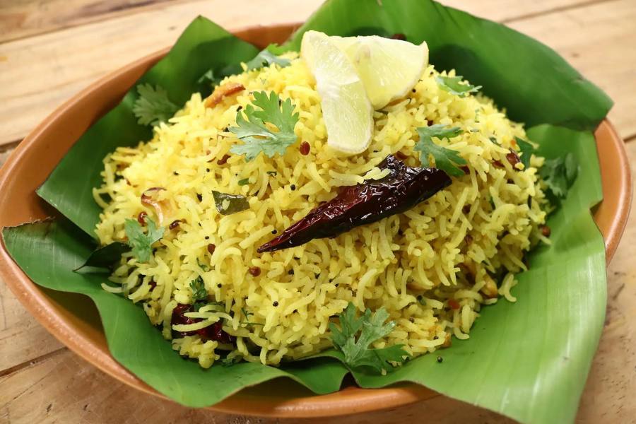  ৯. অ্যাম্মিনি: এঁদের বিশেষত্ব মালয়ালি পদ। আমিষে ড্রাই মাটনের সঙ্গে আপ্পাম এখানকার সবচেয়ে জনপ্রিয় দক্ষিণ ভারতীয় খাবার। অবশ্যই চেষ্টা করতে হবে - ফিল্টার কফি, বাটার মিল্ক। কোথায় - শরৎ বোস রোড, হাজরার দিকে।