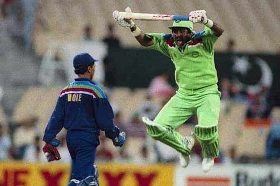 ভারতের ২১৬ রান তাড়া করতে নেমে নিয়মিত ব্যবধানে উইকেট হারাতে থাকেন ইনজ়ামাম, মিয়াঁদাদ, ইমরানেরা। কপিল, প্রভাকর এবং শ্রীনাথ নেন তিনটি করে উইকেট। সচিন এবং রাজুর দখলে গিয়েছিল একটি করে উইকেট। সেই ম্যাচে পাকিস্তানের হয়ে সর্বোচ্চ রান আমির সোহেলের (৯৫ বলে ৬২)। শেষ পর্যন্ত, সচিনই ফেরান তাঁকে। মিয়াঁদাদ (১১০ বলে ৪০ রান) চেষ্টা করেছিলেন, কিন্তু বাকি কারও সহায়তা পাননি। ভারতের জয়ই শুধু নয়, সেই ম্যাচ স্মরণীয় হয়ে থাকবে মিয়াঁদাদের লাফের কারণে। যে লাফ দিয়ে ভারতের উইকেটরক্ষক কিরণ মোরের সঙ্গে ঝামেলাতেও জড়িয়ে পড়েছিলেন পাকিস্তানের তারকা ব্যাটার। কিন্তু শেষরক্ষা হয়নি। সিডনির সেই ম্যাচে পাকিস্তানকে হার স্বীকার করতে হয় ৪৩ রানে। ম্যাচের সেরা হন সচিন। 