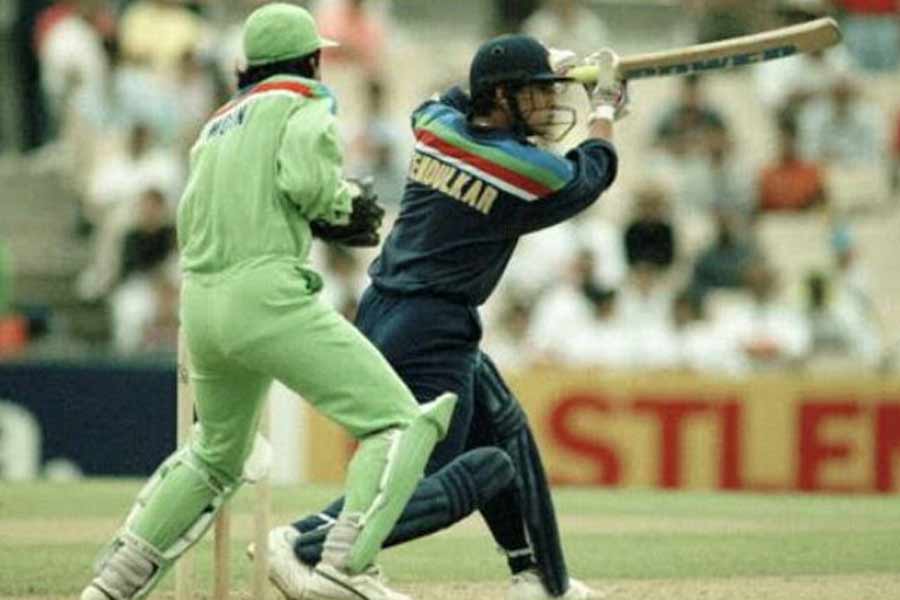 এক দিনের ক্রিকেট বিশ্বকাপে ভারত বনাম পাকিস্তান প্রথম বার মুখোমুখি হয়েছিল ১৯৯২ সালে। অস্ট্রেলিয়ার মাটিতে। সে বছর মার্চের চতুর্থ দিন সিডনির মাটিতে টস করতে নেমেছিলেন ভারতের মহম্মদ আজহারউদ্দিন এবং পাকিস্তানের অধিনায়ক ইমরান খান। ৪৯ ওভারে ভারত করে ২১৬ রান। বিস্ময়বালক সচিন তেন্ডুলকর ৬২ বলে করেছিলেন ৫৪ পান। সেটাই সর্বোচ্চ। অজয় জাডেজা করেছিলেন ৭৭ বলে ৪৬ রান। 