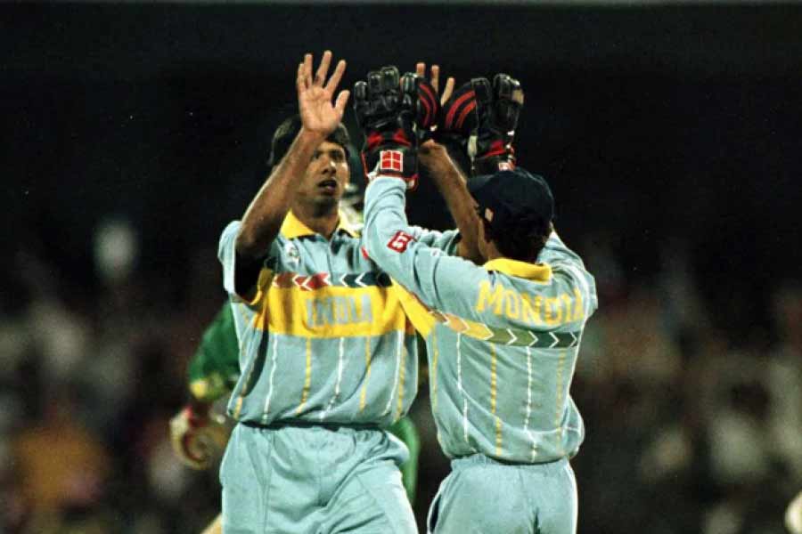 ১৯৯৬ সালে বিশ্বকাপের আসর বসেছিল ভারতীয় উপমহাদেশে। আর সেই আসরে ভারত-পাকিস্তান ম্যাচ পড়েছিল বেঙ্গালুরুতে (সাবেক ব্যাঙ্গালোর)। দিনরাতের সেই ম্যাচে ভারত প্রথম ব্যাট করে তোলে ২৮৭ রান। সৌজন্যে নভজ্যোৎ সিংহ সিধুর ১১৫ বলে ৯৩ রান। যোগ্য সহায়তা দেন জাডেজা (২৫ বলে ৪৫ রান), সচিন (৫৯ বলে ৩১)। সেই ম্যাচে ভারতের ব্যাটিংয়ের একেবারে শেষ দিকে জাডেজা বনাম ওয়াকার ইউনুস দ্বৈরথ কে ভুলতে পারে? জাডেজার ব্যাটের দাপটে ইউনুস সে দিন ১০ ওভার হাত ঘুরিয়ে দিয়েছিলেন ৬৭ রান। 