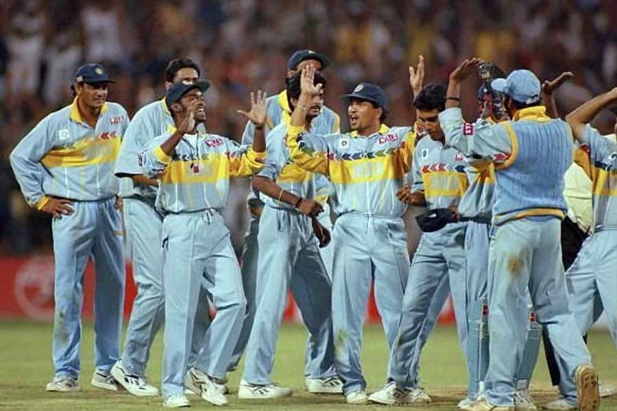 ভারত-পাক ম্যাচ হবে আর তাতে উত্তেজক কিছু ঘটবে না, তা আবার হয় না কি! বেঙ্গালুরুর সেই কোয়ার্টার ফাইনাল ম্যাচ মহানাটকীয় হয়ে ওঠে পাকিস্তান ব্যাট হাতে নামার পর। পাক ওপেনার আমির সোহেল ম্যাচের ১৫তম ওভারে স্টেপ আউট করে কভার অঞ্চল দিয়ে সপাটে চার মারেন ভেঙ্কটেশ প্রসাদকে। বল আগুনের গোলার মতো ছুটে গিয়ে বাউন্ডারি পেরিয়ে যায়। উত্তেজনা দমিয়ে রাখতে না পেরে আমির এ বার আঙুল তুলে প্রসাদকে কার্যত শাসানি দেন। আঙুল উঁচিয়ে প্রসাদকে দেখিয়ে বলেন, ‘‘পরের বল এখান দিয়েই আবার মারব। পারলে থামিয়ে দেখাও!’’ ক্রিকেট জীবনের শুরু থেকে বেঙ্গালুরুর মাঠে খেলে চলা প্রসাদকেও হয়তো রাগিয়ে দিয়েছিল আমিরের ঔদ্ধত্য। প্রসাদ জানতেন, লেংথ একটু খাটো করে অফ স্ট্যাম্প বরাবর বল কভারে ঠেলতে সোহেল সমস্যায় পড়বেন। সেই মতো একটু শর্ট লেংথে রেখেছিলেন বল, সোহেল কভারে মারতে গিয়ে সরাসরি বোল্ড হয়ে যান। সেই ম্যাচে পাকিস্তান হারে ৩৯ রানে। ম্যাচের সেরা হন সিধু। 