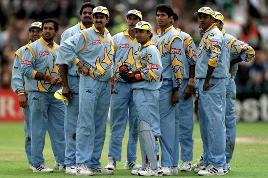 ম্যানচেস্টারের সেই ম্যাচে দুরন্ত খেলেছিলেন রাহুল দ্রাবিড়। শোয়েব, ওয়াসিম, সাকলিনদের অবলীলায় সামলে করেছিলেন লড়াকু ৬১ রান। ঘটনাচক্রে, শনিবার আমদাবাদের মাটিতে যে ভারতীয় ক্রিকেট দল পাকিস্তানের টক্কর নিতে নামতে চলেছে, সেই দলের প্রধান কোচের নাম রাহুল দ্রাবিড়। স্বভাবতই ম্যানচেস্টারের পুনরাবৃত্তির স্বপ্নে মশগুল রোহিত, কোহলিদের সমর্থককুল। সেই ম্যাচে আজহার করেছিলেন ৭৭ বলে ৫৯ রান। জবাবে ব্যাট করতে নেমে একমাত্র ইনজ়ামাম ছাড়া আর কেউ দাঁড়াতে পারেননি তিন দক্ষিণী, প্রসাদ (৫ উইকেট), কুম্বলে (২ উইকেট) এবং শ্রীনাথের (৩ উইকেট) সামনে। 