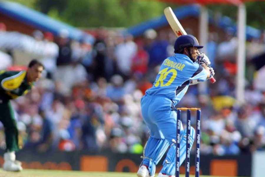 এ যাবৎ বিশ্বকাপের খাতায়-কলমে হিসাবে পাকিস্তানের সবচেয়ে শক্তিশালী দল ছিল ২০০৩ সালে। সে বার বিশ্বকাপের আসর বসে দক্ষিণ আফ্রিকায়। আর পেস সহায়ক উইকেটে পাক দলের জোরে বোলিং বিভাগের পুরোভাগে ছিলেন ওয়াসিম, ইউনিস এবং আখতার। যাকে যে কোনও মানদণ্ডে বিশ্বের সর্বকালের অন্যতম সেরা বললে ভুল হয় না। সব হিসাব বদলানোর পণ নিয়ে সে দিন মাঠে নেমেছিলেন সবুজ জার্সিধারীরা। টসে জিতে ব্যাট করতে যাওয়াও তারই নিদর্শন। পাক ওপেনার সইদ আনোয়ারের শতরানের দৌলতে পাকিস্তান নির্ধারিত ৫০ ওভারে তোলে ২৭৩ রান। যা তাড়া করা যে কোনও দলের পক্ষেই কঠিন। আর বিপক্ষে যদি ওয়াসিম, আখতার, ওয়াকারের ত্রিফলা জুটিকে সামলাতে হয়, তা হলে হয়তো কঠিনতম রানতাড়া বললেও ভুল হয় না। 