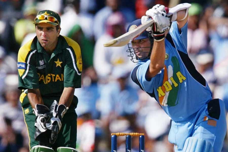 পাকিস্তানের ২৭৩ রানের জবাবে ব্যাট করতে নামেন সচিন, সহবাগ জুটি। অন্য ম্যাচগুলিতে সহবাগ ব্যাটিং শুরু করছিলেন। কিন্তু সেঞ্চুরিয়ন অবাক হয়ে দেখল, প্রথম ওভারে আক্রমকে খেলতে লেগ স্ট্যাম্প গার্ড নিচ্ছেন সচিন। তার পর বাকিটা ইতিহাস। এক দিনের ক্রিকেটে অনেক ব্যাটার অনেক স্মরণীয় ইনিংস খেলেছেন। কিন্তু সচিন সে দিন যে খেলার নমুনা তুলে ধরেন, তাকে বাকিদের সঙ্গে মেলানো মুশকিল। আপার কাটে শোয়েবকে ছক্কা, স্কোয়ার কাটে ওয়াসিমকে বাউন্ডারির বাইরে ফেলা থেকে ইউনিসকে বাঁধিয়ে রাখার মতো বোলার্স ব্যাক— এক দিনের ক্রিকেট ইতিহাসে সচিনের ৭৫ বলে ৯৮ রানের মহাকাব্যিক ইনিংস স্থায়ী ছাপ ফেলে গিয়েছিল। চোট পেয়ে শোয়েবের লাফিয়ে ওঠা বলে আউট হলেও কাজের কাজ তত ক্ষণে সারা। সচিন-বিক্রমে ২৬ বল বাকি থাকতে ৬ উইকেটে ম্যাচ পকেটে পুরে ফেলে ভারত। ম্যাচের সেরা সেই সচিন। 