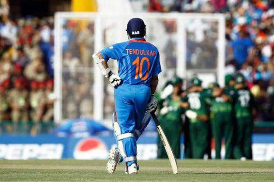 ২০১১ সালের বিশ্বকাপের আসর বসেছিল ভারতে। মোহালির সেই ম্যাচে টসে জিতে ব্যাটিং করেছিল ভারত। সচিনের ব্যাট থেকে এসেছিল মূল্যবান ৮৫ রান। নির্ধারিত ৫০ ওভারে ভারত করেছিল ২৬০ রান। পাকিস্তানের ওয়াহাব রিয়াজ় নিয়েছিলেন ৫ উইকেট। দু’টি উইকেট পেয়েছিলেন আর এক স্পিনার সৈয়দ আজমল। 