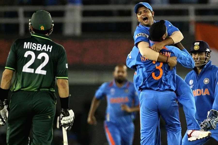 জবাবে ব্যাট করতে নেমে পাকিস্তান শেষ হয়ে যায় ২৩১ রানে। সর্বোচ্চ ৫৬ রান করেন মিসবা উল হক। ভারত সে বার মোট ৫ জন বোলারকে ব্যবহার করেছিল। প্রত্যেকেই দু’টি করে উইকেট পান। কিন্তু মিসবার দাঁতে দাঁত চেপে লড়াই ব্যর্থ হয় অন্য কারও সহায়তা না পেয়ে। ওপেনার মহম্মদ হাফিজ় (৫৯ বলে ৪৩ রান) চেষ্টা করেছিলেন বটে, কিন্তু মিডল অর্ডারের ব্যাটারেরা লাইন দিয়ে ব্যর্থ হন। অতঃপর, অন্যান্য বারের মতো মোহালিতেও হারের মুখ দেখতে বাধ্য হয় প্রতিবেশী পাকিস্তান। এ নিয়ে বিশ্বকাপের খেলায় পঞ্চম লড়াইয়েও হতাশ হয়েই ফিরতে হয় ওয়াগার ও পারের খেলোয়াড়দের। 