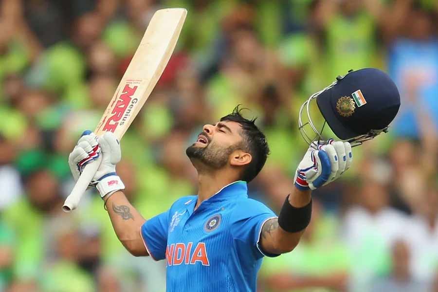 ২০১৫ সালের বিশ্বকাপে ভারত বনাম পাকিস্তান ম্যাচ হয়েছিল অস্ট্রেলিয়ার অ্যাডিলেডে। ডনের ঘরের মাঠে সে বারও হতাশ হয়েই ফিরতে হয় পাকিস্তানকে। ১৫ ফেব্রুয়ারি টসে জিতে প্রথমে ব্যাট করেছিল ভারত। রোহিত বেশি ক্ষণ না টিকলেও অন্য ওপেনার শিখর ধওয়ান ৭৬ বলে মূল্যবান ৭৩ রানের ইনিংস খেলে দিয়ে যান। তার পর শুরু হয় বিরাট-তাণ্ডব। সে দিন ১২৬ বলে কোহলি করেছিলেন ১০৭ রান। তাঁকে যোগ্য সঙ্গত করে যান সুরেশ রায়না (৫৬ বলে ৭৪ রান) এবং অধিনায়ক মহেন্দ্র সিংহ ধোনি (১৩ বলে ১৮ রান)। সাত উইকেট হারিয়ে ভারত তোলে ৩০০ রান। 