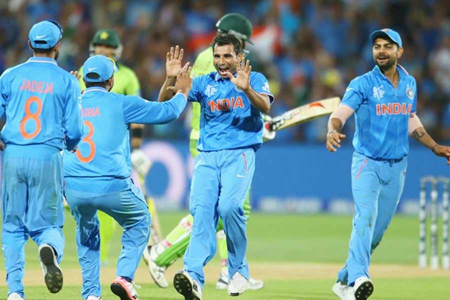 জবাবে ব্যাট করতে নেমে শুরুটা ভালই করেছিল পাকিস্তান। ওপেনার ইউনিস খান আগে আউট হওয়ার পর খেলার রাশ ধরেন আহমেদ শেহজ়াদ, হ্যারিস সোহেল এবং অধিনায়ক মিসবা। কিন্তু মহম্মদ শামির কল্যাণে বেশি ক্ষণ স্থায়ী হয়নি পাক-দাপট। সামি একাই নেন ৪ উইকেট। যোগ্য সঙ্গত আসে উমেশ যাদব (২ উইকেট), মোহিত শর্মা (২ উইকেট)-র কাছ থেকে। পাকিস্তান ব্যাটারেরা ৪৭ ওভারে গুটিয়ে যান মাত্র ২২৪ রানে। ম্যাচের সেরার শিরোপা নিয়ে যান শতরানকারী কোহলি। 