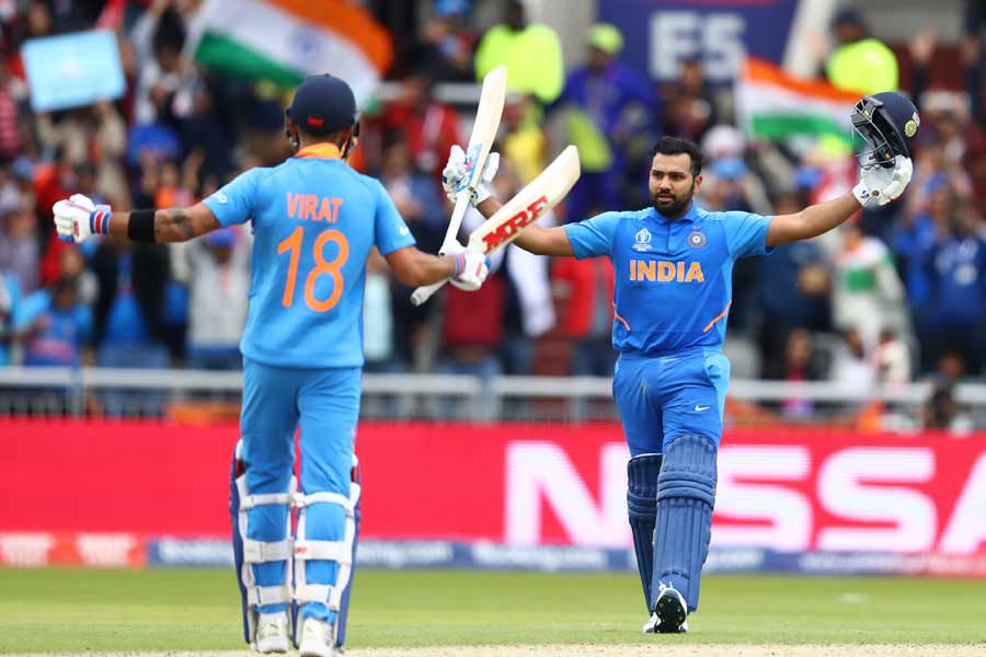 দু’দেশের মধ্যে এই পর্যায়ের শেষতম ডুয়েলটি হয়েছিল ২০১৯ সালের ১৬ জুন, ইংল্যান্ডের ম্যানচেস্টারে। ’১৯ বিশ্বকাপের সেই লড়াইয়ে বিশ্বকাপের মাপকাঠিতে সবচেয়ে বড় জয় ছিনিয়ে নিয়েছিল ভারত। সে বার টসে অবশ্য জিতেছিল পাকিস্তান। জিতে বোলিং করার সিদ্ধান্ত নেন অধিনায়ক সরফরাজ আহমেদ। ম্যানচেস্টারের সেই ম্যাচে জ্বলে উঠেছিলেন রোহিত। ওপেনিং জুটিতে একশোর বেশি রান ওঠে। রোহিত ১১৩ বল খেলে একাই করেন ১৪০ রান। তার মধ্যে ছিল ১৪টি বাউন্ডারি এবং তিনটি বিশাল ছক্কা। কোহলি তিন নম্বরে নেমে করেছিলেন ৬৫ বলে ৭৭ রান। ভারত নির্ধারিত ৫০ ওভারে ৫ উইকেট হারিয়ে তোলে ৩৩৬ রান। 