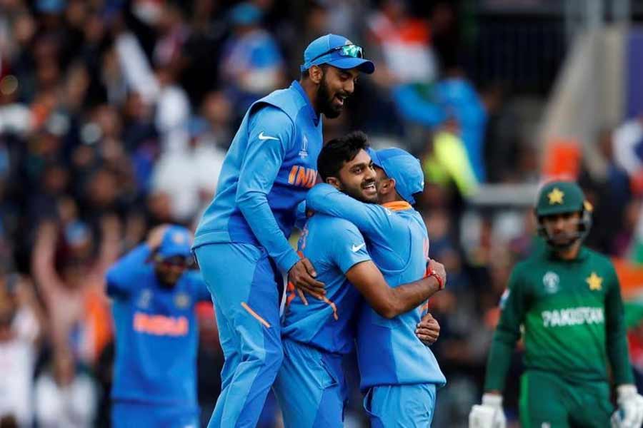 জবাবে ব্যাট করতে নেমে শুরুতেই অন্যতম ওপেনার ইমাম উল হকের উইকেট হারায় পাকিস্তান। তাঁকে এলবিডব্লিউ করে দেন বিজয় শঙ্কর। তার পর ফকর জ়ামান এবং বাবর আজ়ম খেলা ধরার চেষ্টা করেছিলেন বটে কিন্তু লাভ হয়নি। বৃষ্টিবিঘ্নিত সেই ম্যাচে ৮৯ রানে পরাজিত হয় পাকিস্তান। এ বার কোহলির অধিনায়কত্বে ম্যাচের সেরা নির্বাচিত হন শতরানকারী রোহিত। 