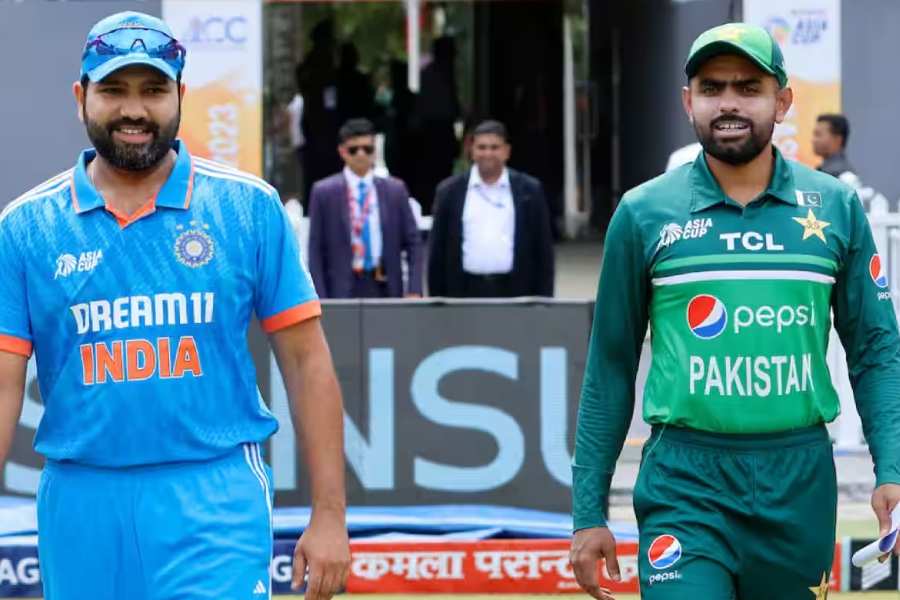 আবারও একটা বিশ্বকাপ। আবারও মুখোমুখি ভারত-পাকিস্তান। এ বার ফলাফল কী হবে? পাকিস্তান কি বরাবরের হিসাব পাল্টে আমদাবাদের মাটিতে বিশ্বকাপে ভারতের বিরুদ্ধে প্রথম জয় ছিনিয়ে নিতে পারবে? না কি প্রতি বারের মতো এ বারও শেষ হাসি হাসবে সেই ভারতই? 