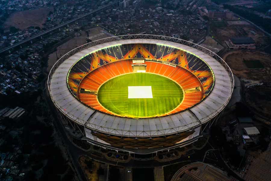 খেলা শুরুর আগে সামগ্রিক ভাবে দেখে মনে হচ্ছে, পাকিস্তানের এ বারের দল যথেষ্ট জমাট। দলে যেমন পেস বোলিং আঁটসাঁট, তেমনই সম্পূর্ণ অ-পাকিস্তানসুলভ ব্যাপার হল, এ বার পাক দলের ব্যাটিং গভীরতাও বেশ ভাল। মিডল অর্ডারের ব্যাটারেরা নিয়মিত রানের মধ্যে আছেন। তারকা জোরে বোলার নাসিম শাহকে না পাওয়া যদি পাকিস্তানের কাছে ধাক্কা হয়, তা হলে বলতে হবে, সেই অভাব অনেকখানি ঢেকে দিচ্ছেন শাহিন শাহ আফ্রিদি এবং হ্যারিস রউফ জুটি। আমদাবাদের মাটিতে কি উলটপুরাণ হবে? ভারত কিন্তু যাবতীয় অস্ত্রশস্ত্র নিয়ে প্রস্তুত। অপেক্ষা আর মাত্র কয়েক ঘণ্টার।