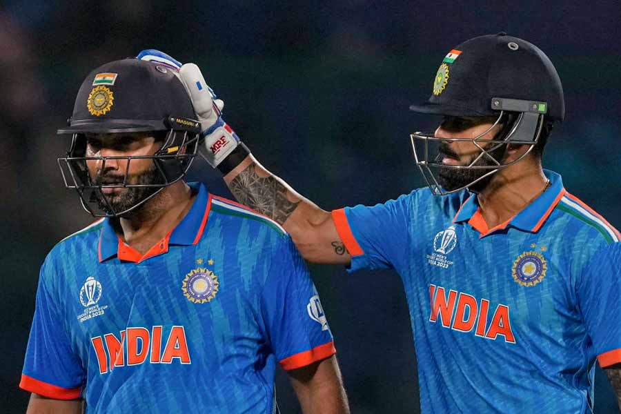 ১৯৯২ থেকে ২০১৯, সিডনি থেকে ম্যানচেস্টার— বিশ্বের সেরা ক্রিকেটের আসর বিশ্বকাপে ভারত বনাম পাকিস্তান ম্যাচের প্রতিটিতেই শেষ হাসি হেসেছেন ভারতীয়রা। শনিবার আরও একটা বিশ্বকাপে আবারও ভারত-পাক ডুয়েল। ২০২৩-এর বিশ্বকাপে সেই মহা আকর্ষণীয় ম্যাচ হতে চলেছে আমদাবাদের নরেন্দ্র মোদী স্টেডিয়ামে। এ বার কি হিসাবটা বদলাবে? না কি ৮-০-এর হাসি নিয়েই ড্রেসিংরুমে ফিরবেন রোহিত, কোহলি, পাণ্ড্যরা। 