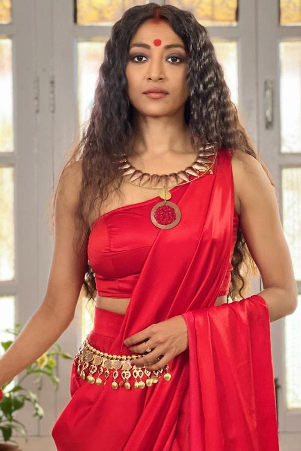 পাওলি দাম,  নামটাই যথেষ্ট আজও ইন্ডাস্ট্রিতে সকলকে অবাক করে দেওয়ার জন্য। একটা সময়ে নিজের সাহসী অবতারে অভিনয়ের জন্য দেশজোড়া পরিচিতি পেয়েছিলেন। তার পর বিয়ে করে সংসারী হলেও বদলায়নি তাঁর অন্য রকম ভাবনা। 