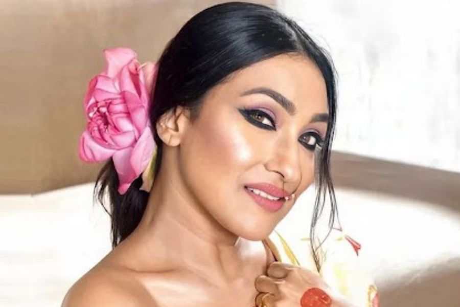 সদ্য মুক্তি পেয়েছে ওয়েব মাধ্যমে তাঁর প্রথম ছবি ‘দত্তা’। তিনি আজও স্রোতের বিপরীতে হাঁটেন,  কাজ করেছেন তাবড় তাবড় পরিচালকের সঙ্গে। তিনি ঋতুপর্ণা সেনগুপ্ত। আজও তাঁর সাজ নিয়ে চর্চার শেষ নেই,  তিনি চিরন্তনভাবে আলোচনার কেন্দ্রে। 