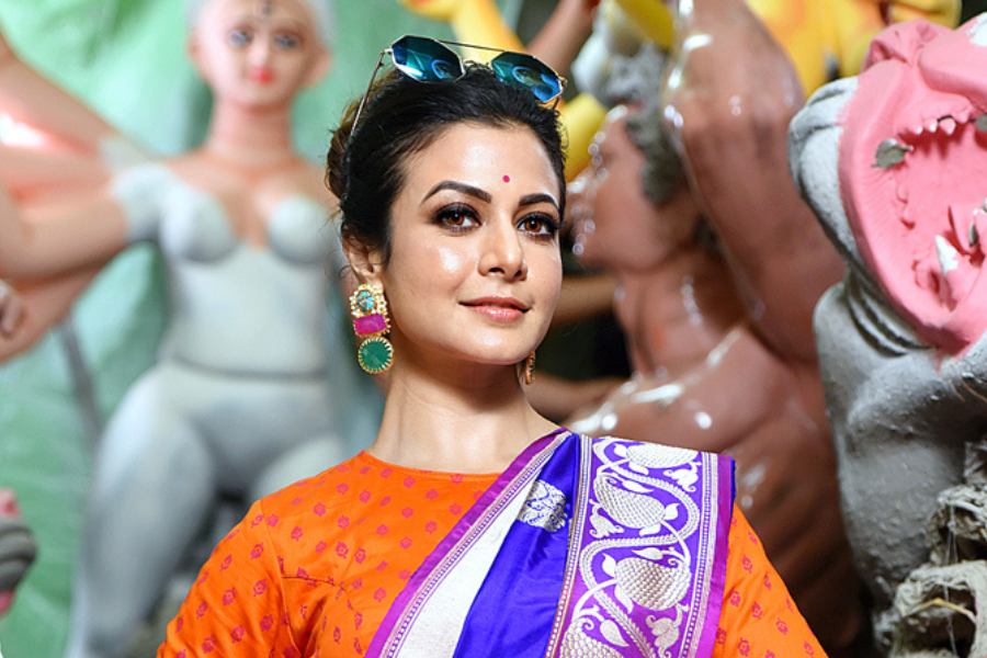 ইন্ড্রাস্ট্রির মধ্যে থেকেও তিনি সবার থেকে আলাদা। তিনি কোয়েল মল্লিক। কাজ সেরে বাড়ি ফিরলে আজও ফোন ‘সুইচ অফ’ হয়ে যায়। ছেলের সঙ্গে সময় কাটানোর ক্ষেত্রে ফোন থাকে অনেক দূরে। কাজের পরিসরে তাঁর অভিনয় বরাবর দাগ কেটেছে সকলের মনে। তিনি যেমন দক্ষ সংসারী তেমনই চুটিয়ে কাজ করতে ভালবাসেন।