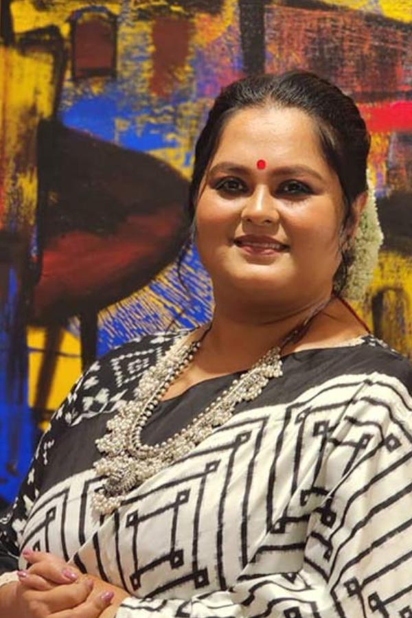 অভিনেত্রী হিসেবে তাঁর নাম জানেন না, এমন কোনও অভিনয়ের সমঝদার বোধহয় নেই এই মুহুর্তে। সোহিনী সেনগুপ্তের কাজের প্রশংসা আজ দিকে দিকে। মঞ্চ থেকে অভিনয় জীবন শুরু হলেও এখন তিনি ছোট ও বড় পর্দার অতি চেনা মুখ। তিনি জাতীয় পুরস্কারপ্রাপ্তও। তাঁর মেধা, তাঁর সাংগঠনিক ক্ষমতা নিয়েও চর্চার অভাব হয়নি কখনও। 