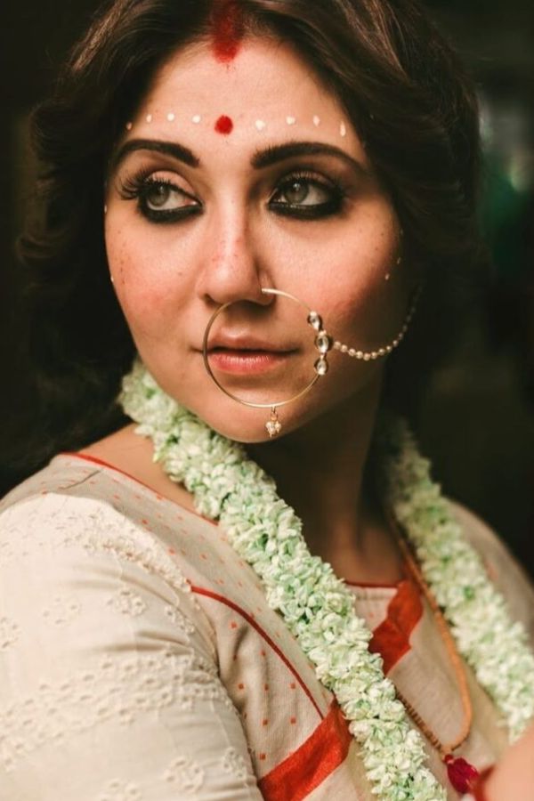 স্বস্তিকা মুখোপাধ্যায়। তাঁর নাম মানেই সবার নড়ে চড়ে বসা। সাজপোশাক থেকে জীবনযাপন,  সবটাই তিনি নিজের মতে চলেন। কখনও ছোট করে ছাঁটা চুলের সঙ্গে কালো পাঞ্জাবি,  সাদা ধুতির সাজ, আবার কখনও তিনি বিরহিণী রাধার মতো অভিসারের পথ চেয়ে বসে নরম শাড়ির সাজে। দেশজোড়া খ্যাতি পেয়েছেন অভিনয়ে তাঁর দক্ষতার জন্য। 