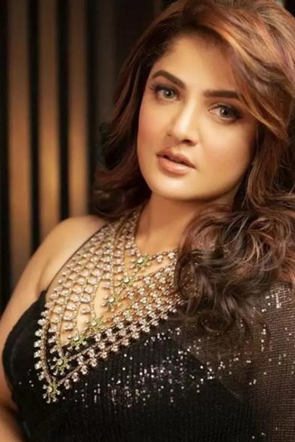 শ্রাবন্তী চট্টোপাধ্যায়ের জীবন বরাবরই ছকভাঙা,  তিনি নিয়মের বাইরে হাঁটতে ও বাঁচতে ভালবাসেন। তাঁর যাপনের বেশিরভাগ জুড়েই রয়েছে আলোচনা ও সমালোচনার ঝড়। তবু সদা হাস্যময়ী শ্রাবন্তী নিজের লাস্যময়ী অবতারের সঙ্গে আপস করেননি কখনও। 