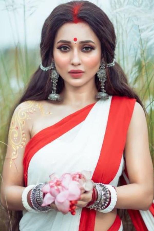 মিমি চক্রবর্তীর এক অঙ্গে অনেক নাম! এই নাম ছড়িয়ে পড়েছে তাঁর বহুমুখী নানা চরিত্র করার ফলে। কখনও তিনি রাজনীতিক, কখনও অভিনেত্রী! 'পুপে' থেকে 'পুলিশ ইন্সপেক্টর', তাঁর সাজগোজ, ব্যক্তিগত জীবন বা সম্পর্কের টানাপড়েন সবই খবরের সময়ে সময়ে এসেছে খবরের শিরোনামে। সব পেরিয়েও তিনি হাসিমুখে অনন্যা।