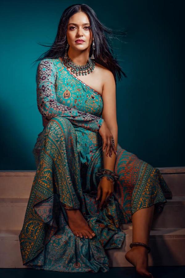 প্রিয়ঙ্কা সরকারের জীবনযাপন বা সাজকথা কোনও কিছুই বাদ যায়নি অন্তর্জালের আলোচনা চক্র থেকে। এই বছর লম্বা বিচ্ছেদ পেরিয়ে তাঁর ও তাঁর স্বামীর নতুন করে সংসার গড়ার কথা উঠে এসেছে খবরের পাতায়,  তবে মাতৃত্ব হোক কী বিয়ে,  অভিনয় হোক কী ফ্যাশন,  প্রিয়ঙ্কা যে চিরকালই অন্য রকম, তাতে সন্দেহ নেই। 