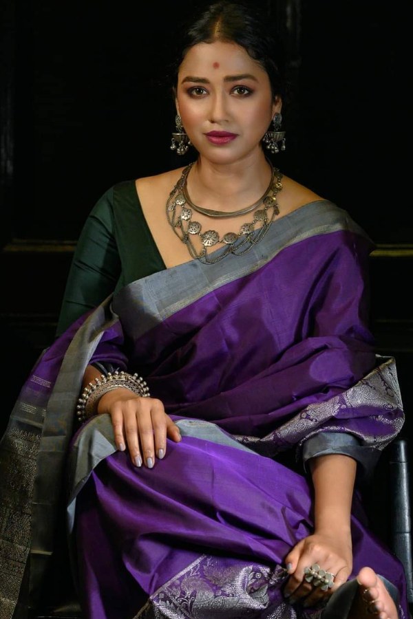 কী অভিনয় কী ফোটোশুট,  তিনি সাবলীল সব ক্ষেত্রেই। সমাজমাধ্যমে তাঁর অনুরাগীর সংখ্যার হিসেবনিকেশ রাখে কে! তিনি সোহিনী সরকার। সোহিনী অনায়াস, ঠিক যেন পাশের বাড়ির মেয়ের মতো। 