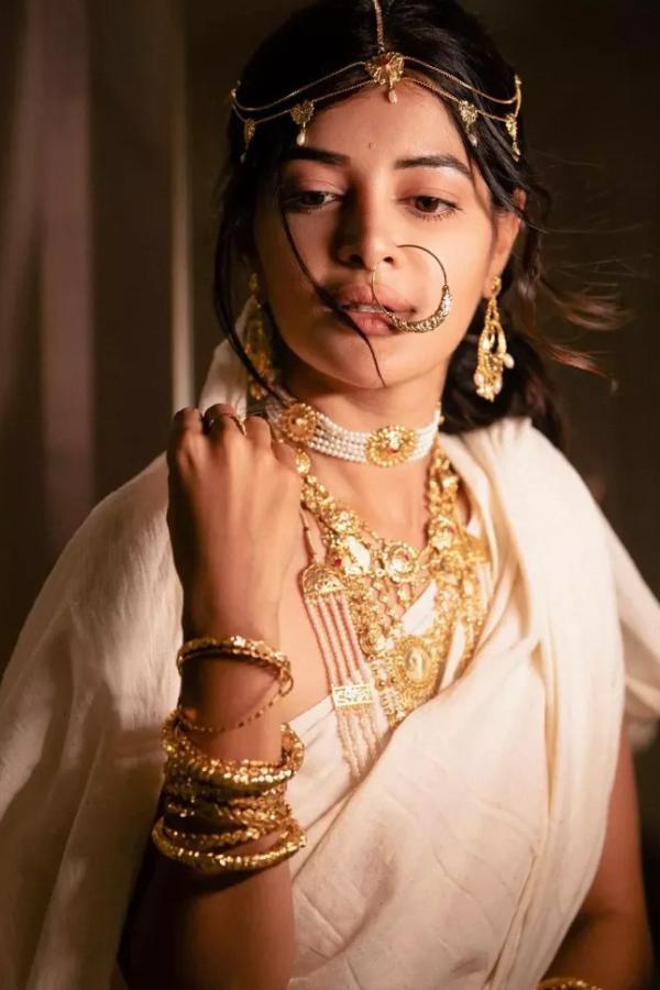 সমাজমাধ্যমে বহু অনুরাগীদের মন কেড়েছে তাঁর ছবি। তাই নিয়ে আবার কটুক্তিও কম পোহাতে হয়নি তাঁকে। অভিনয় জগতে রয়েছেন দেখতে দেখতে অনেক বছরই হল,  তার মধ্যেই দাম্পত্য, বিচ্ছেদ, বহু কাটাছেড়া এসেছে গিয়েছে তাঁকে নিয়ে। তবু মধুমিতা সরকার দমে যাননি কোনওদিন,  তিনি সব সময়ই নজরকাড়া।এই প্রতিবেদনটি ‘আনন্দ উৎসব’ ফিচারের একটি অংশ। 