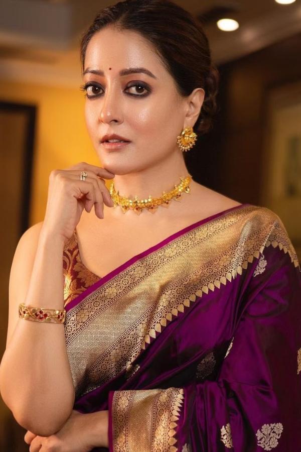 কিংবদন্তিদের পরিবার থেকে আসার জনপ্রিয়তায় কোনও দিন বেগ পেতে হয়নি তাঁকে। তবে নিজের আবেদনময়ী মোহ দিয়ে তিনি নিজের মতো করেই ঝড় তুলে দিয়েছেন অনুরাগীদের বুকে। আজও তাঁর কেতার অনুকরণ করে চলেছে কত যুবতী! রাইমা সেন একাই একশো! 