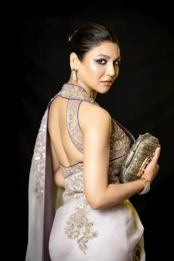 জয়া এহসান। এপার-ওপার দুই বাংলার আঠেরো থেকে আটচল্লিশ, মন হারিয়েছেন সব পুরুষ। তাঁর অভিনয়ের ধার মাতিয়ে দিয়েছে দুই বাংলার সিনেমা জগৎকেই। সাহসী থেকে ছকভাঙা, কোনও রকম চরিত্র থেকে পিছিয়ে নেই তিনি। প্রথম সারিতে জায়গা করে নিয়েছেন এই দমেই!