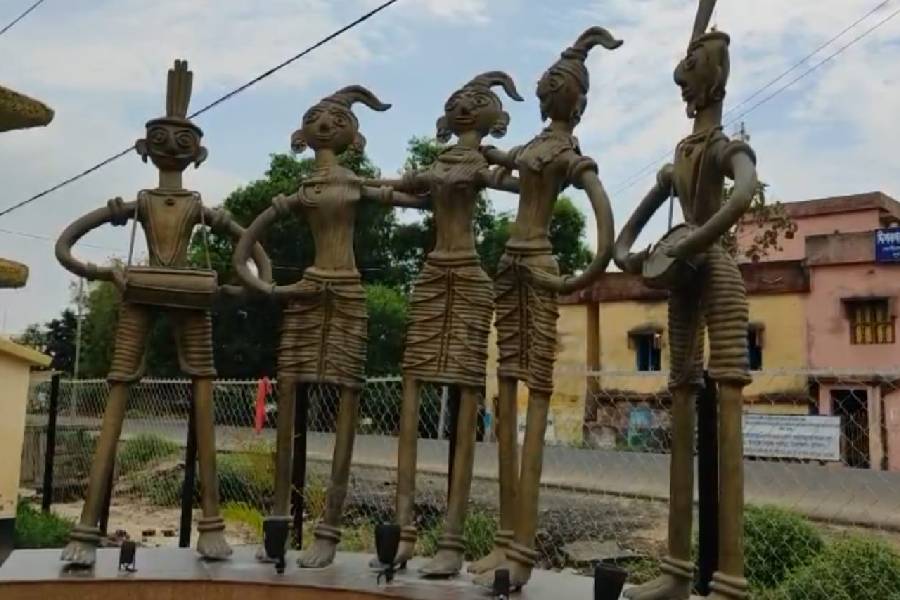 No smile on the faces of the Dokra artists of East Burdwan dgtld