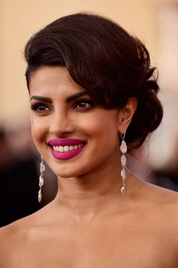 পুজো এসে গেল। ত্বক বা চুলের যত্ন তো নিচ্ছেন। কিন্তু তাই বলে ঠোঁটের কথা ভুলে যাবেন না কিন্তু। পুজোর আগে বলি তারকাদের মতো সুন্দর আকর্ষণীয় গোলাপি ঠোঁট পেতে কী করবেন জেনে নিন এই প্রতিবেদনে।