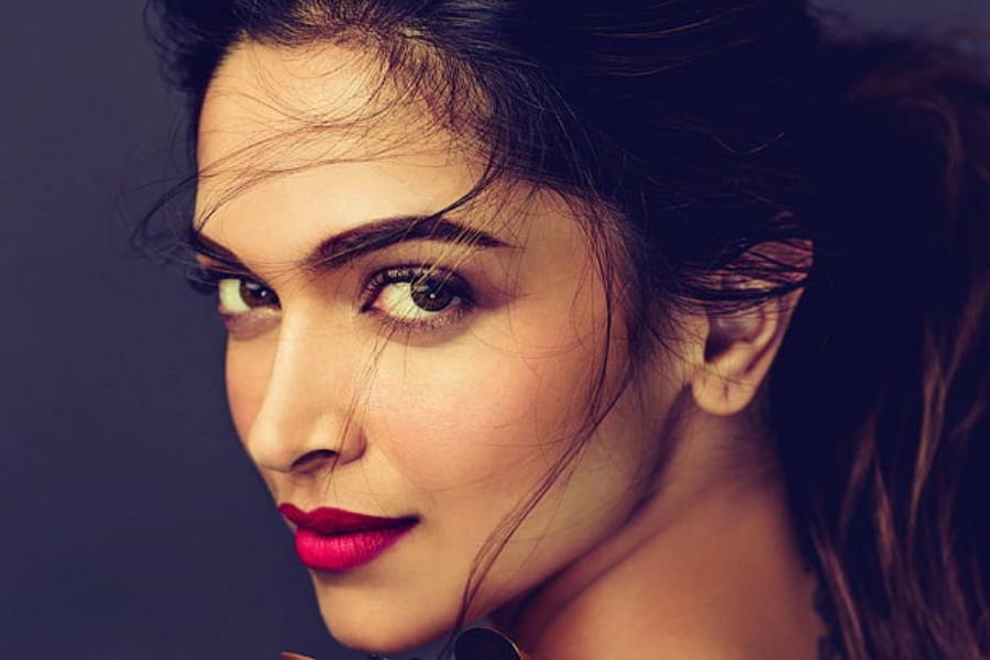 পূজোর আগের থেকেই নিন ঠোঁটের যত্ন। বাড়িতে তৈরি এই মিশ্রণগুলি লাগালেই কিন্তু পেয়ে যেতে পারেন মনের মতো বলি তারকার মতো ঠোঁট।