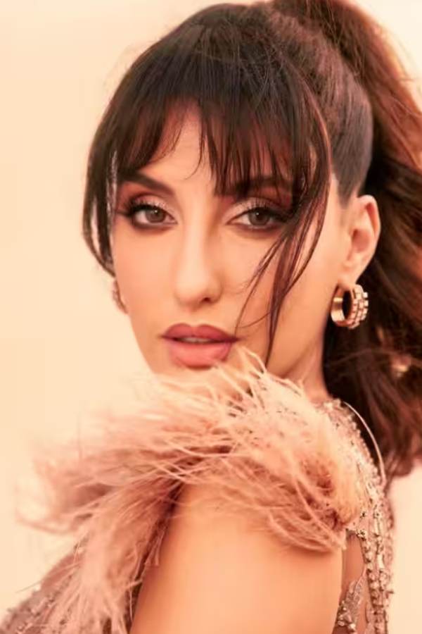 ৩০ মিনিট সময় দিন তেলটি শুকনোর জন্য। এবার একটি টিস্যু পেপার দিয়ে মুছে নিন।   একটি পাত্রে এক টেবিল চামচ লেবুর রস এবং এক ফোঁটা মধু মিশিয়ে নিন। সেই মিশ্রণটিকে লাগিয়ে নিন আপনার ঠোঁটে। ১৫ মিনিট পর মিশ্রণটি জল দিয়ে ধুয়ে ফেলুন।