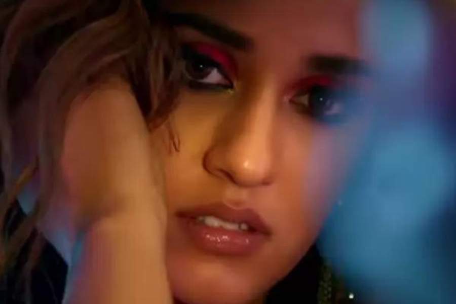 অ্যাল ভেরা যেমন ত্বকের জন্য ভাল, তেমনই আপানার ঠোঁটের জন্যও। অ্যালো ভেরা পাতা থেকে জেল বার করে সেটি আপানার ঠোঁটে মেখে নিন। ১৫ মিনিট পর জল দিয়ে ধুয়ে ফেলুন। এক সপ্তাহ এই পদ্ধতি মেনে দেখুন, উপকার পাবেন।