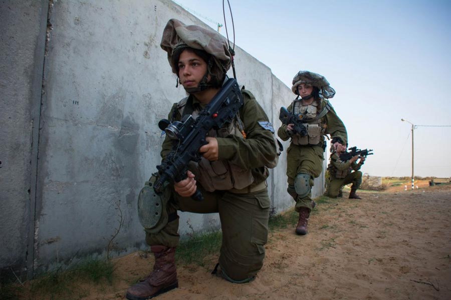 হঠাৎই জোরালো বিস্ফোরণ। তার পরই গুলির শব্দ। বুঝতে দেরি হয়নি বড়সড় কোনও বিপদ আসতে চলেছে। অনুমান তাঁর ঠিকই হয়েছিল। সেই বিস্ফোরণ শোনার কয়েক মুহূর্তের মধ্যেই পিল পিল করে সশস্ত্র বাহিনী গাজ়া সীমান্ত টপকে ইজ়রায়েলে ঢুকতে শুরু করে। আর এক মুহূর্ত দেরি করেননি। সশস্ত্র বাহিনীকে আটকাতে নিজের দল নিয়ে পুরো শক্তি লাগিয়ে দেন। তিনি ইজ়রায়েলি তরুণী ইনবার লিবারম্যান।