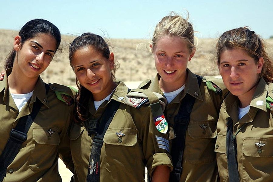 গত ৭ অক্টোবর ইজ়রায়েলের মাটিতে হামলা চালায় প্যালেস্তাইনের সশস্ত্র বাহিনী হামাস। জল, স্থল এবং আকাশপথ— তিন দিক থেকে হামলা চালায় হামাস বাহিনী। গাজ়া ভূখণ্ড থেকে ঢিলছোড়া দূরত্বে সীমান্তলাগোয়া ইজ়রায়েলের গ্রাম নির অম গ্রাম। এখানে কিবুজ সম্প্রদায়ের বাস। ইজ়রায়েলের সেরোট শহরের খুব কাছেই এই গ্রামটি।