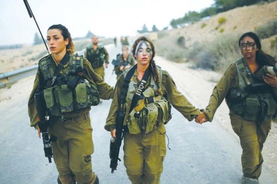  গাজ়া সীমান্তঘেঁষা এই সেরোট শহরে বেশ কয়েক বার হামাসের হামলা হয়েছিল। তাই ওই এলাকায় নিরাপত্তা ব্যবস্থা যথেষ্ট জোরদার। সীমান্তলাগোয়া গ্রাম এবং শহরগুলিতে যাতে হামাস বাহিনী কোনও আঁচড় না কাটতে পারে, তাই ছোট ছোট দলে ভাগ করে শহর এবং গ্রামগুলির নিরাপত্তার দায়িত্ব দেওয়া হয়েছে স্থানীয়দের নিয়ে গড়ে তোলা বাহিনীকে। সে রকমই একটি বাহিনীর নেতৃত্বে রয়েছেন লিবারম্যান।