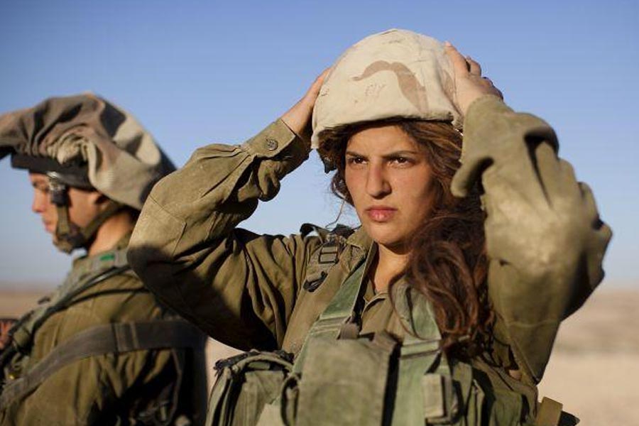 হামাস বাহিনী তত ক্ষণে সেরোটে ঢুকে তাণ্ডব চালাচ্ছিল। ঘর থেকে টেনে বার করে খুন করা, অপহরণ করে নিয়ে যাচ্ছিল বাসিন্দাদের। লিবারম্যান খবর পেয়েছিলেন হামাস হামলা চালিয়েছে। সেরোট লন্ডভন্ড করে নির অমের দিকে এগোচ্ছে তারা।